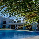 アパートホテル Cosmopolis Multi-venue 3*