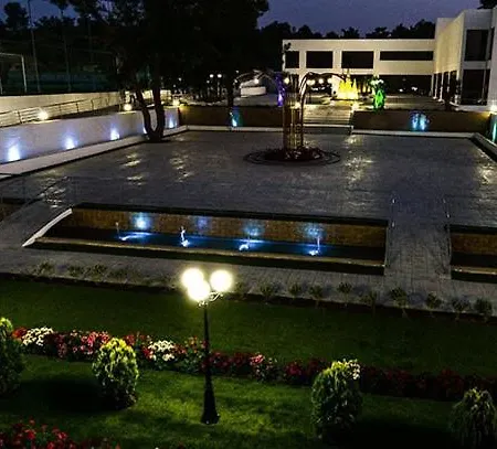 Cosmopolis Multi-venue מלון דירות לרנקה